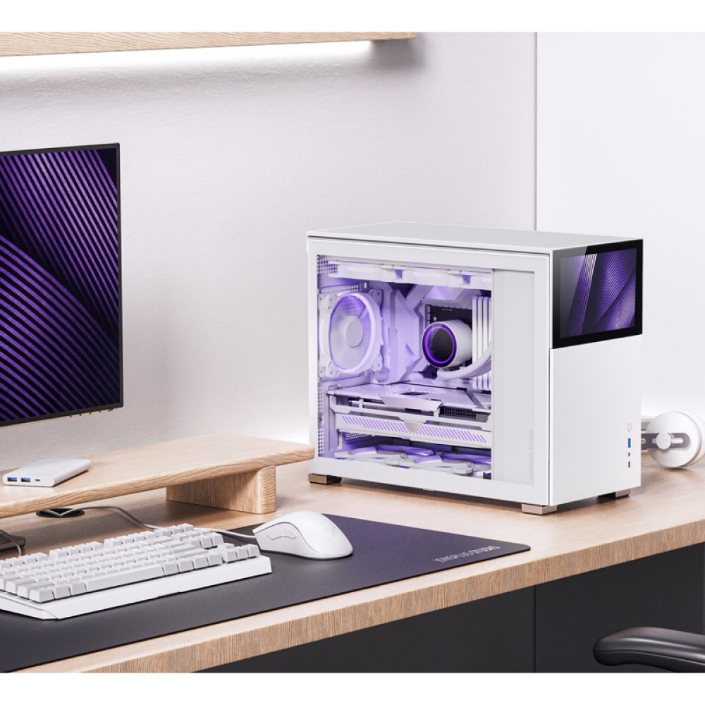 Een witte computerkast met paarse binnenverlichting staat op een houten bureau met randapparatuur. Een monitor toont paarse lijnen.