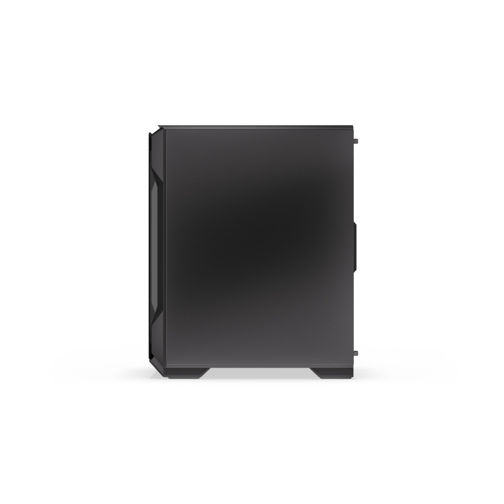 Widok z boku czarnej obudowy komputera. Jest prostokątna, z teksturowaną powierzchnią, na białym tle.