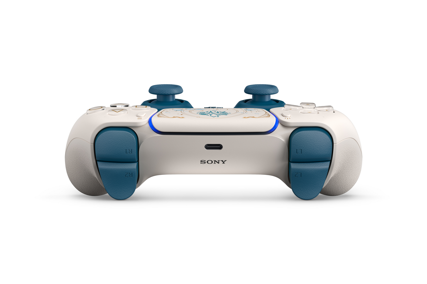 Ein weiß-blauer PlayStation 5-Controller mit blauen Thumbsticks und Auslösern sowie dem Sony-Logo unten.