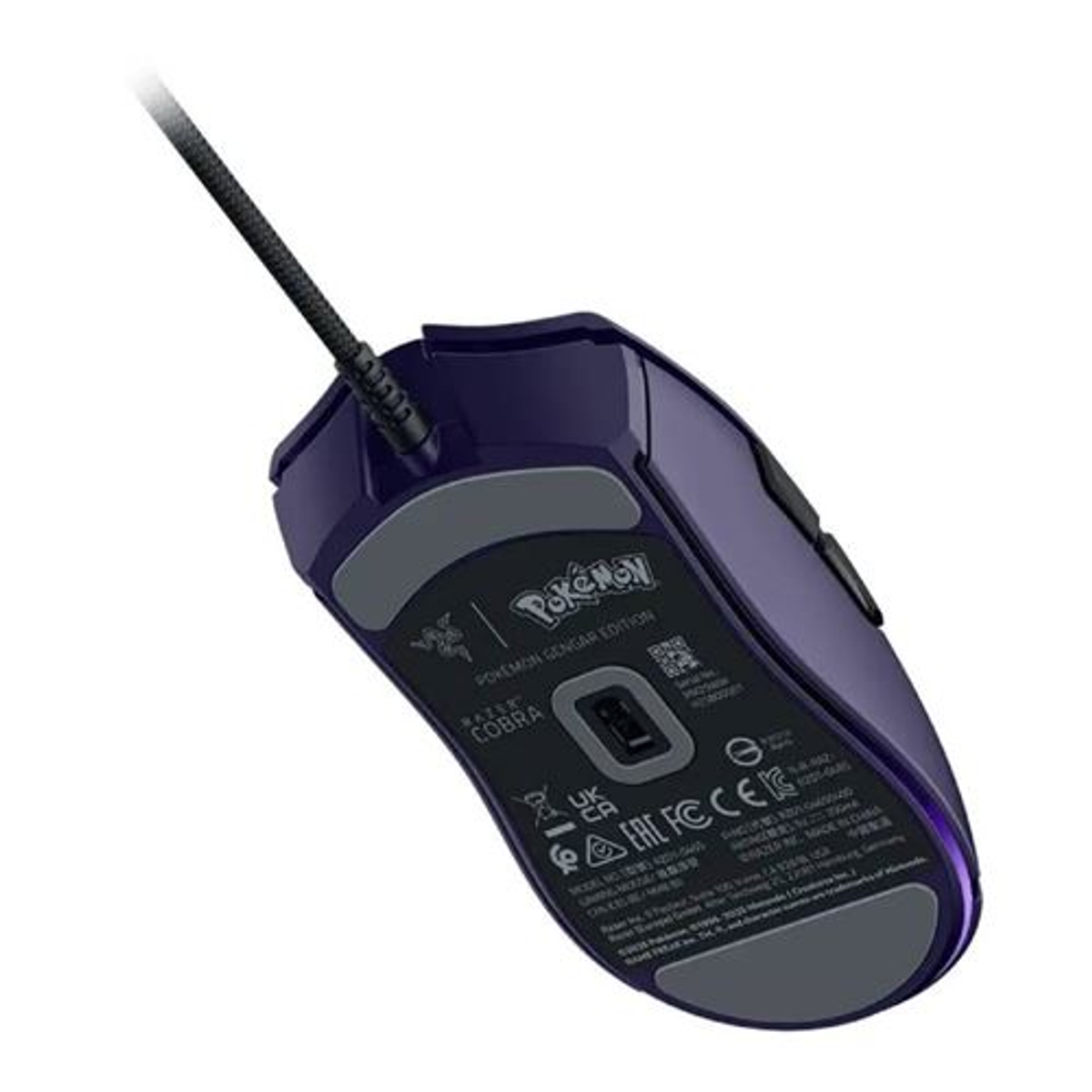 Un mouse Razer Cobra Pokemon Gengar Edition viola. Ha un cavo nero, due cuscinetti grigi e il marchio Pokemon.