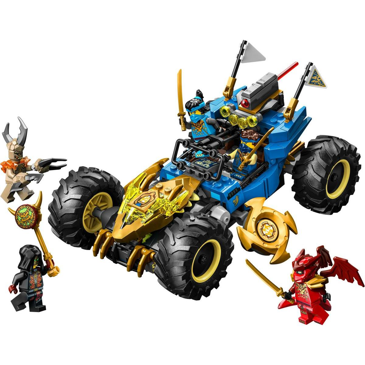 Zestaw Lego Ninjago z niebiesko-złotym buggy, minifigurkami i bronią. Buggy ma duże opony, flagi i laser.
