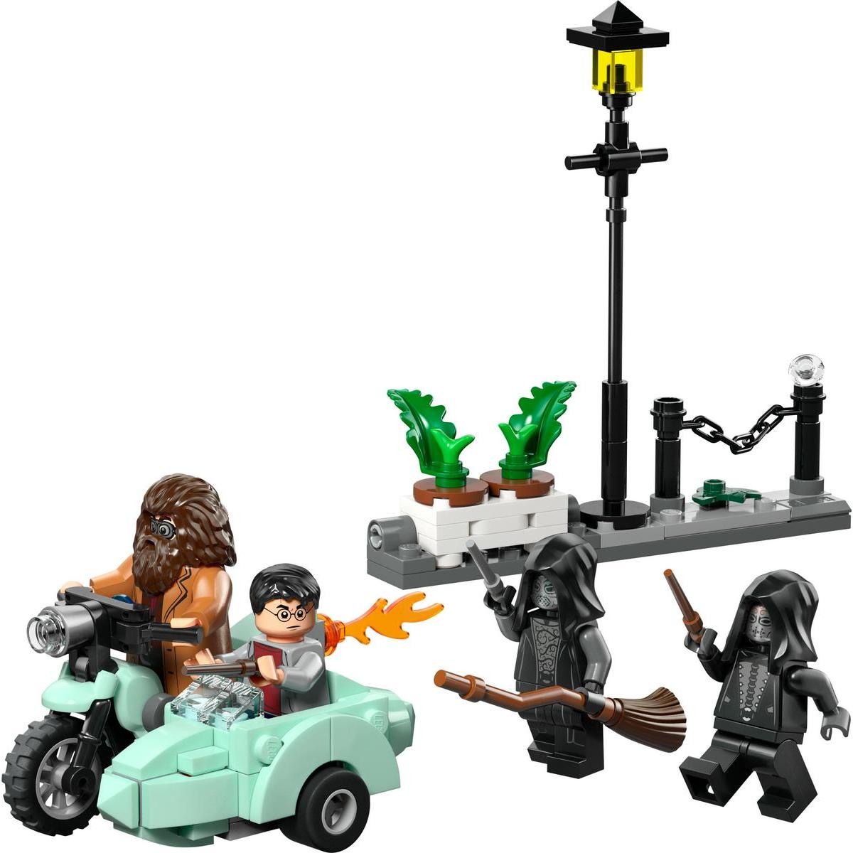 Zestaw Lego z postaciami na motocyklu i miotłach, z latarnią uliczną i roślinami. Figurki obejmują Harry'ego Pottera i innych.
