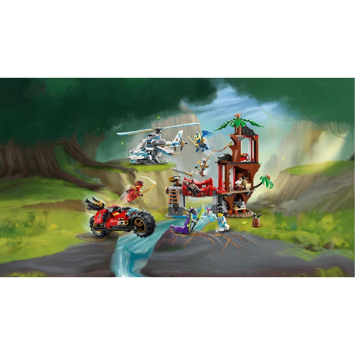 Zestaw Lego Ninjago przedstawia scenę leśną z budynkiem, helikopterem, motocyklem i różnymi figurkami ninja w akcji.