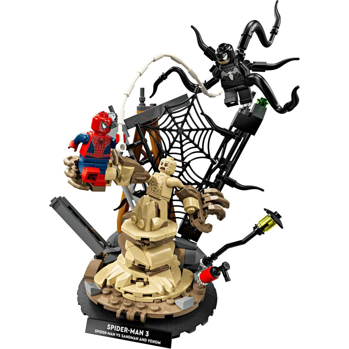 Zestaw Lego przedstawiający Spider-Mana, Sandmana i Venoma. Spider-Man walczy z Sandmanem. Venom jest w tle. Obecna jest pajęczyna.