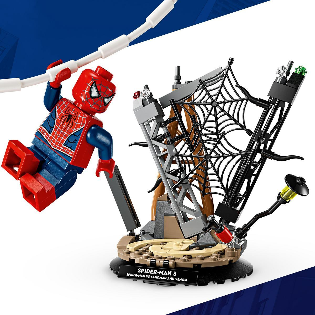 Figurka Lego Spider-Mana w ruchu. Zestaw zawiera pajęczynę, konstrukcję i podstawę z tekstem. Kolory to czerwony, niebieski, czarny i brązowy.