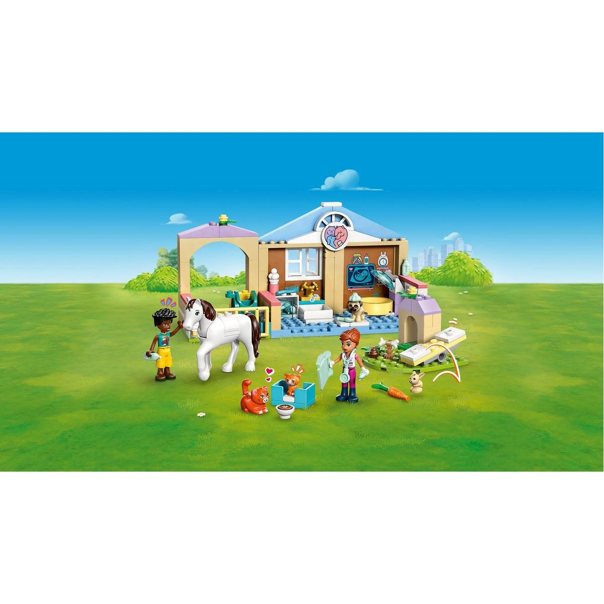 Scena z kliniki weterynaryjnej Lego. Zawiera konia, kota, psa, lekarza i inne figurki zwierząt z akcesoriami. Tło błękitnego nieba.