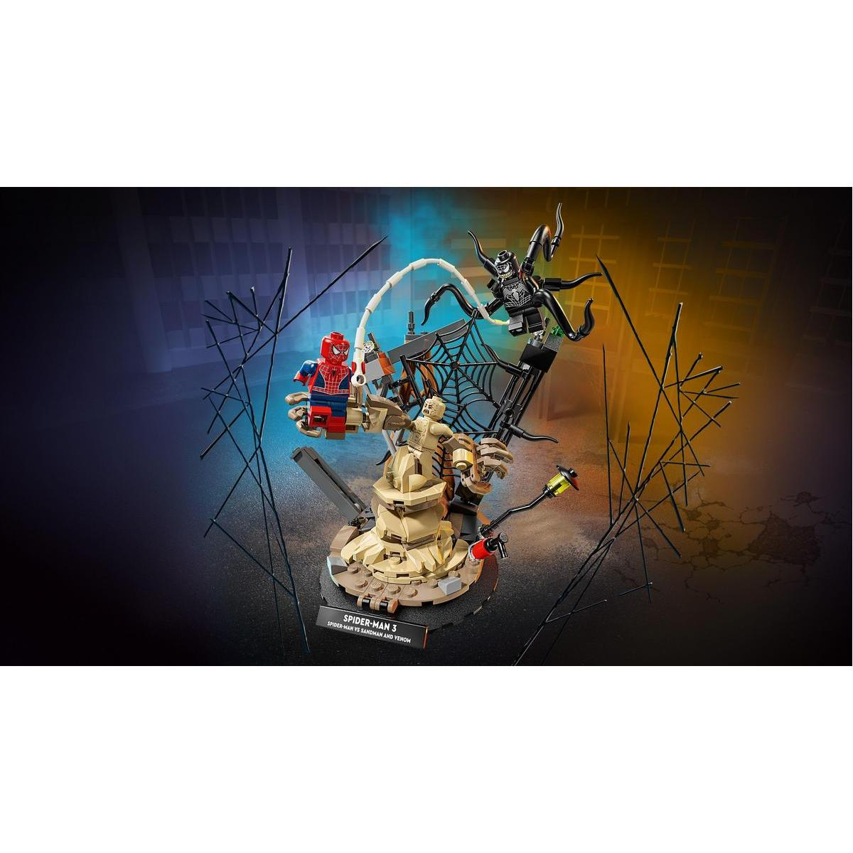 Zestaw Lego przedstawiający Spider-Mana kontra Sandmana i Venoma. Figurki znajdują się na podstawie z motywem pajęczyny. Tło ma niebieskie i żółte oświetlenie.