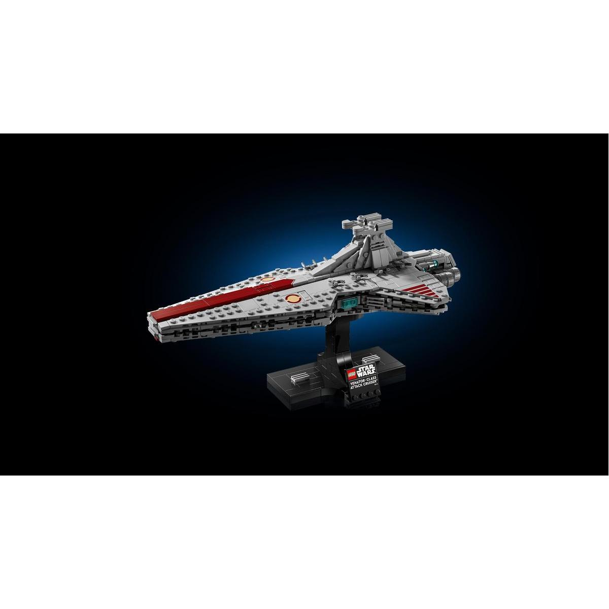 Lego Star Wars Venator-class Attack Cruiser. Szary model statku kosmicznego na czarnym stojaku. Czerwony pasek i logo Star Wars.