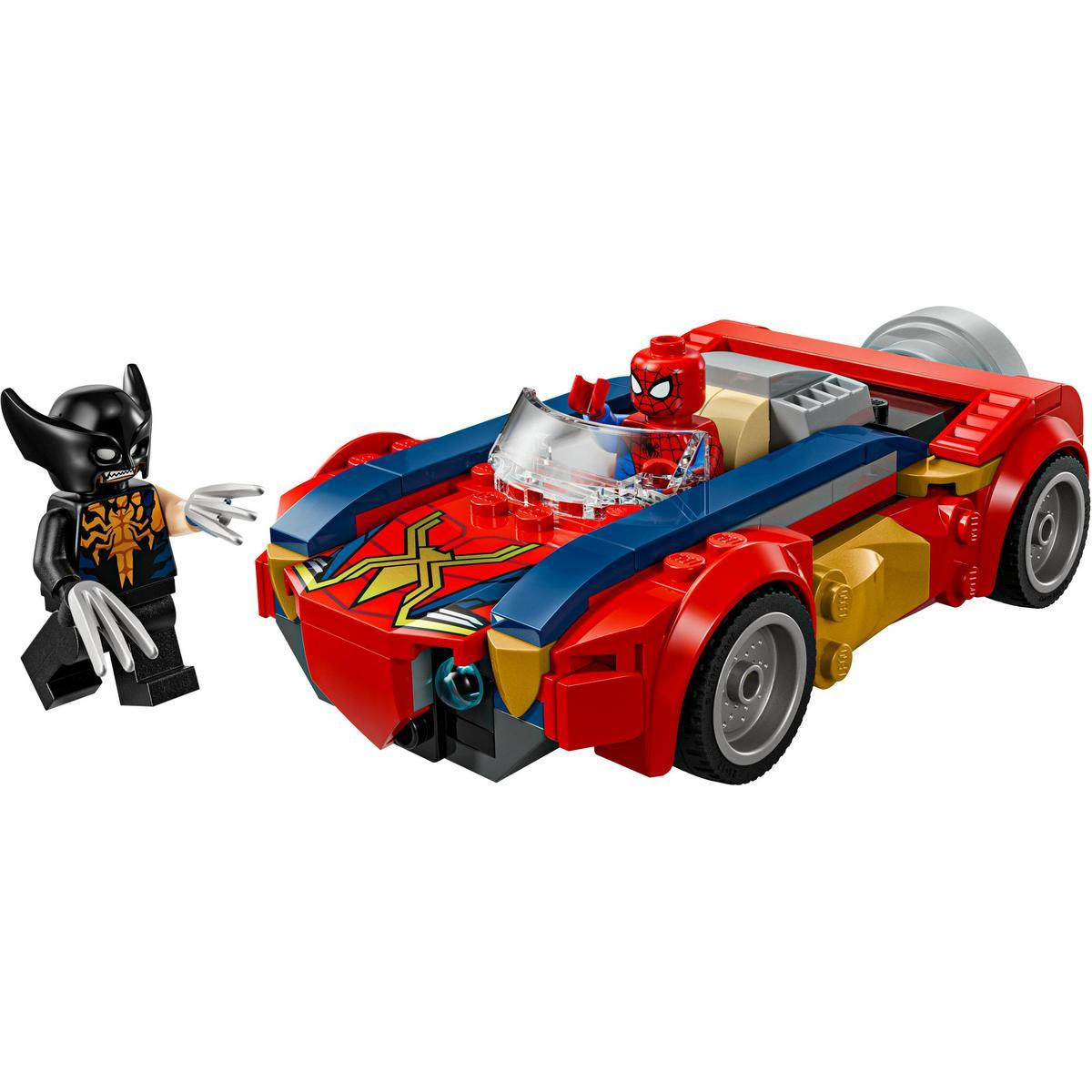 Zestaw Lego z Spider-Manem w czerwonym samochodzie, naprzeciwko Wolverine. Samochód jest czerwony, niebieski i żółty. Wolverine jest czarny i szary.