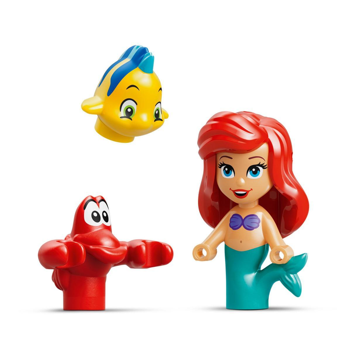 Figuras de Lego de Ariel, Sebastián y Flounder. Ariel tiene pelo rojo y cola turquesa. Sebastián es rojo. Flounder es amarillo y azul.
