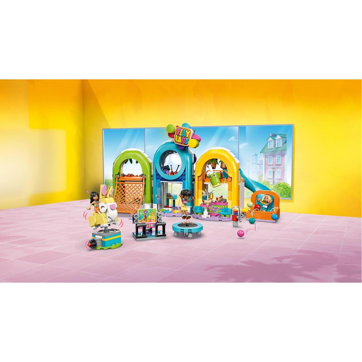 Kolorowa scena Play Land z figurkami Lego. Zawiera przejażdżkę królikiem, stanowisko DJ-a i różne konstrukcje do zabawy ze zjeżdżalniami.