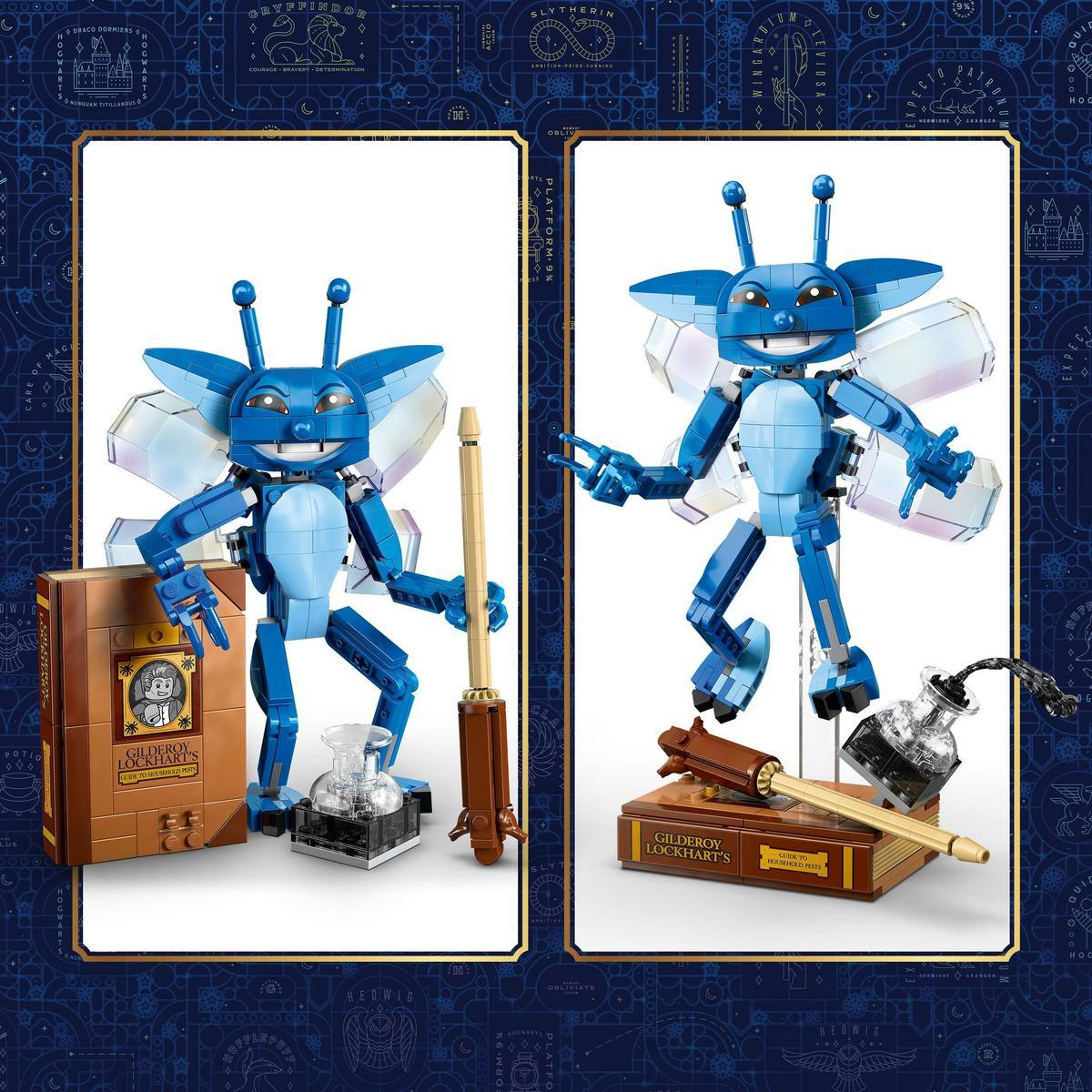 Dwa obrazy przedstawiają niebieskie stworzenie Lego, trzymające książkę, pióro i atrament. Jest otoczony niebieskim wzorzystym tłem.