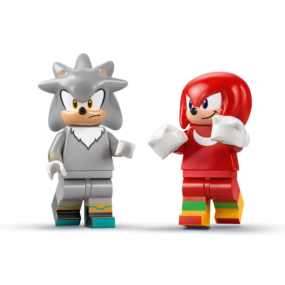 Dwie figurki Lego: Silver the Hedgehog i Knuckles the Echidna. Silver jest szary, Knuckles jest czerwony. Obaj mają białe rękawice.
