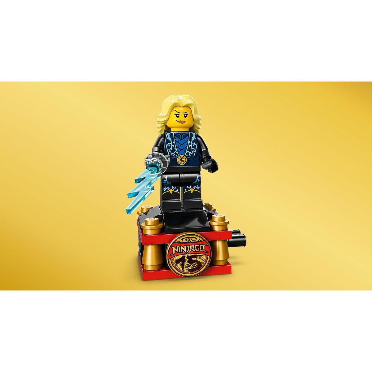 Figurka Lego Ninjago z blond włosami, trzymająca niebieską błyskawicę, stojąca na czerwono-czarnej platformie, żółte tło.