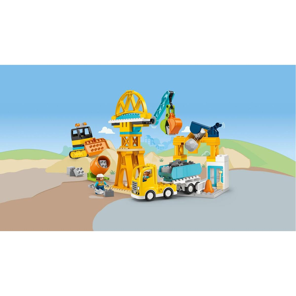 Zestaw konstrukcyjny z żółtą ciężarówką, dźwigiem, spychaczem i robotnikiem na niebieskim tle.