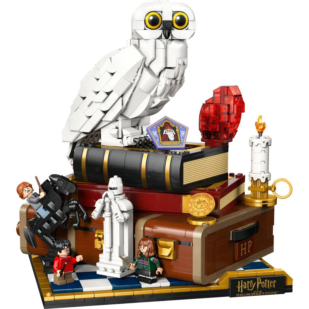 Zestaw Lego Harry Potter. Biała sowa siedzi na książkach. Minifigurki to Harry, Ron i Hermiona. Obecna jest świeca i czerwony kryształ.