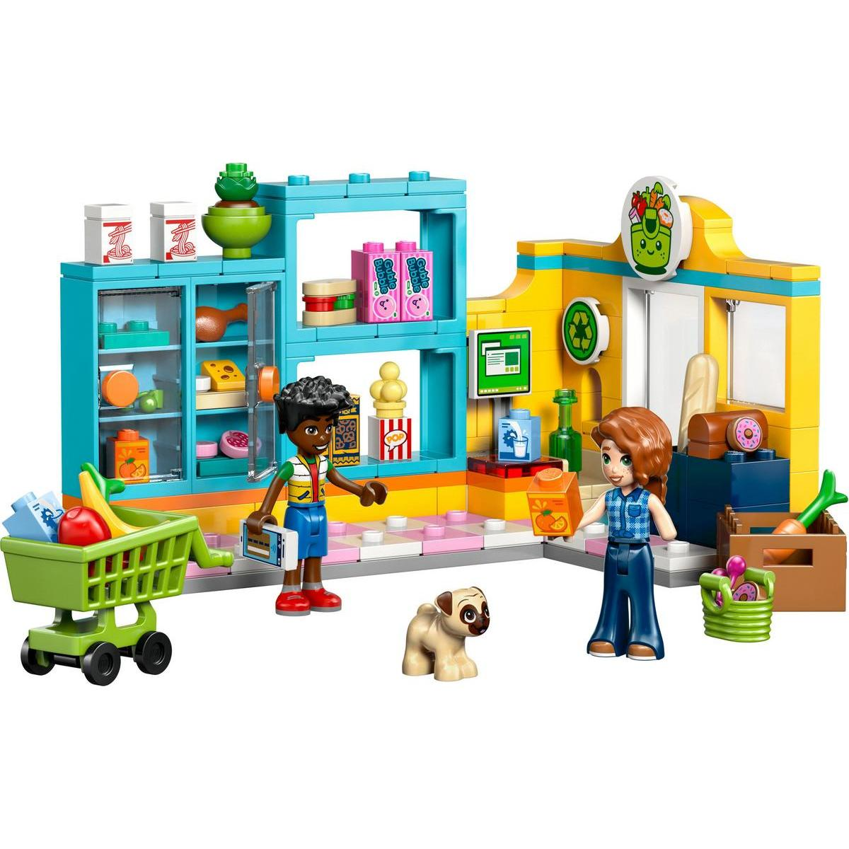 İki figür, bir pug ve bir alışveriş arabası ile bir Lego süpermarket sahnesi. Yiyeceklerle dolu raflar. Bir figür bir kutu meyve suyu tutuyor.