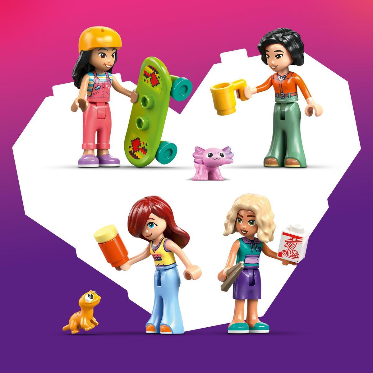 Cuatro figuras de Lego. Una con patineta, una con taza, una con bebida y una con paquete. También pequeñas figuras de animales.