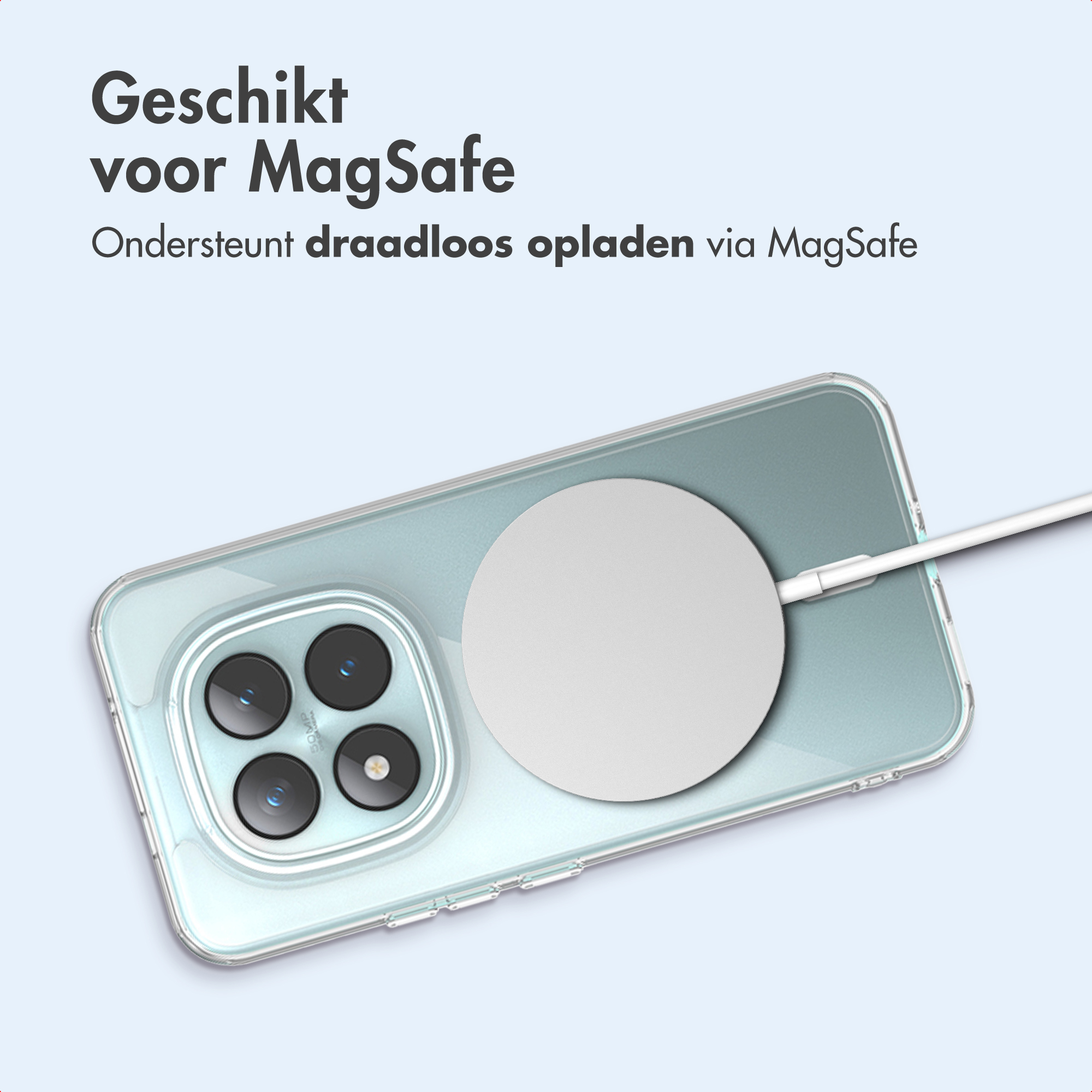 Een telefoonhoesje met een telefoon op een lichtblauwe achtergrond. Een witte draadloze oplader is aangesloten.