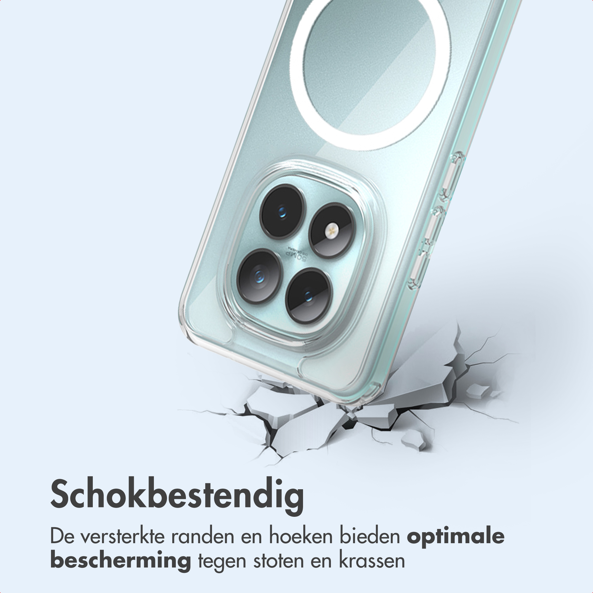 Een telefoonhoesje wordt getoond, met een telefoon erin. De hoes is doorzichtig en de telefoon heeft meerdere camera's. De hoes is gescheurd.