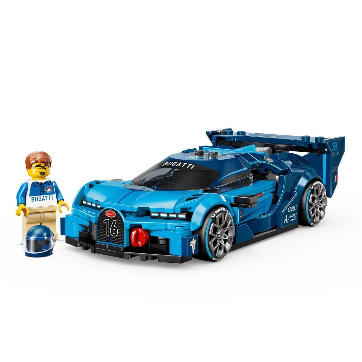 Niebieski samochód wyścigowy Lego Bugatti z figurką Lego w koszulce Bugatti i kasku, na białym tle.