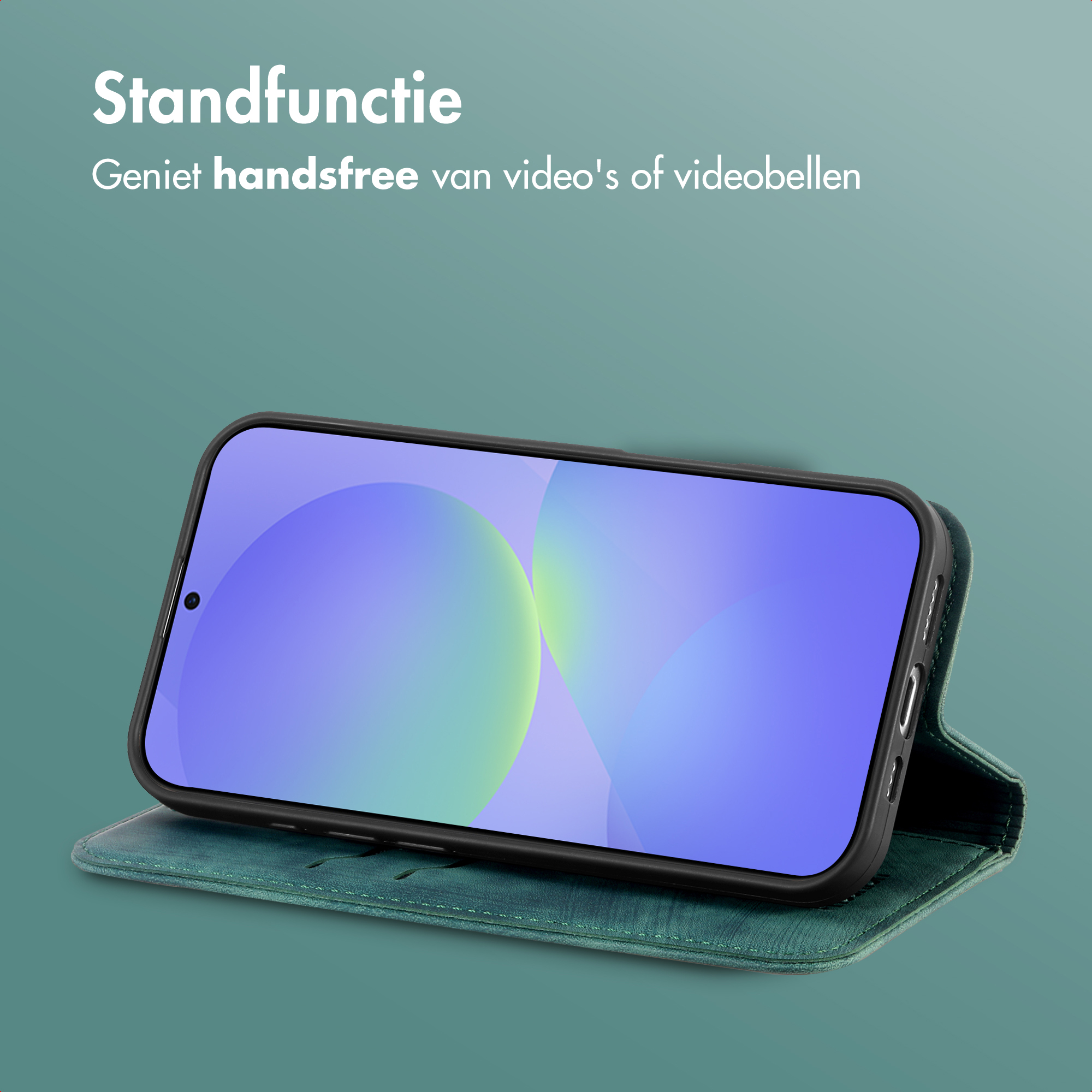 Een telefoon in een hoesje staat rechtop. Het scherm toont blauwe en groene cirkels. De hoes zit op een groen oppervlak.
