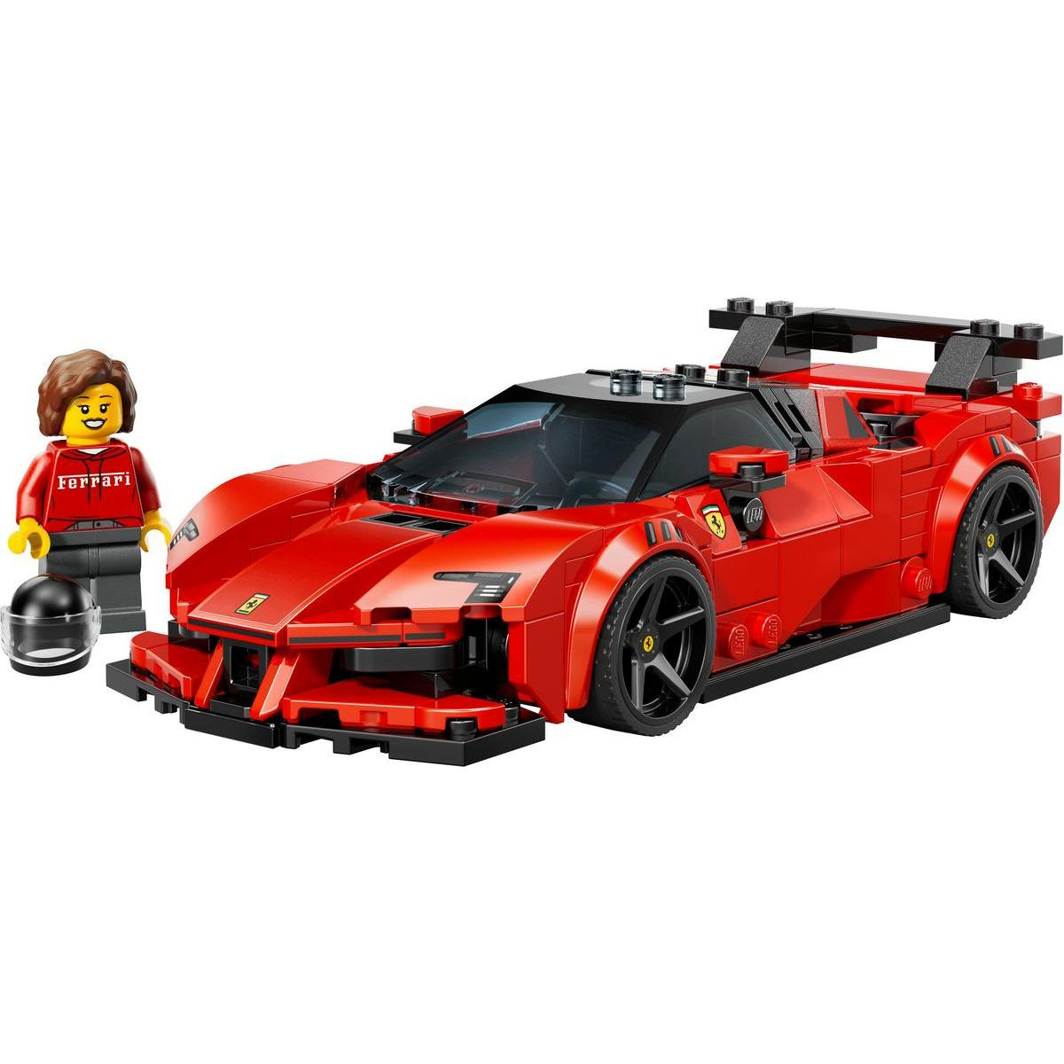 Czerwony samochód Lego Ferrari z czarnym spojlerem i kołami, obok figurki Lego w bluzie Ferrari.