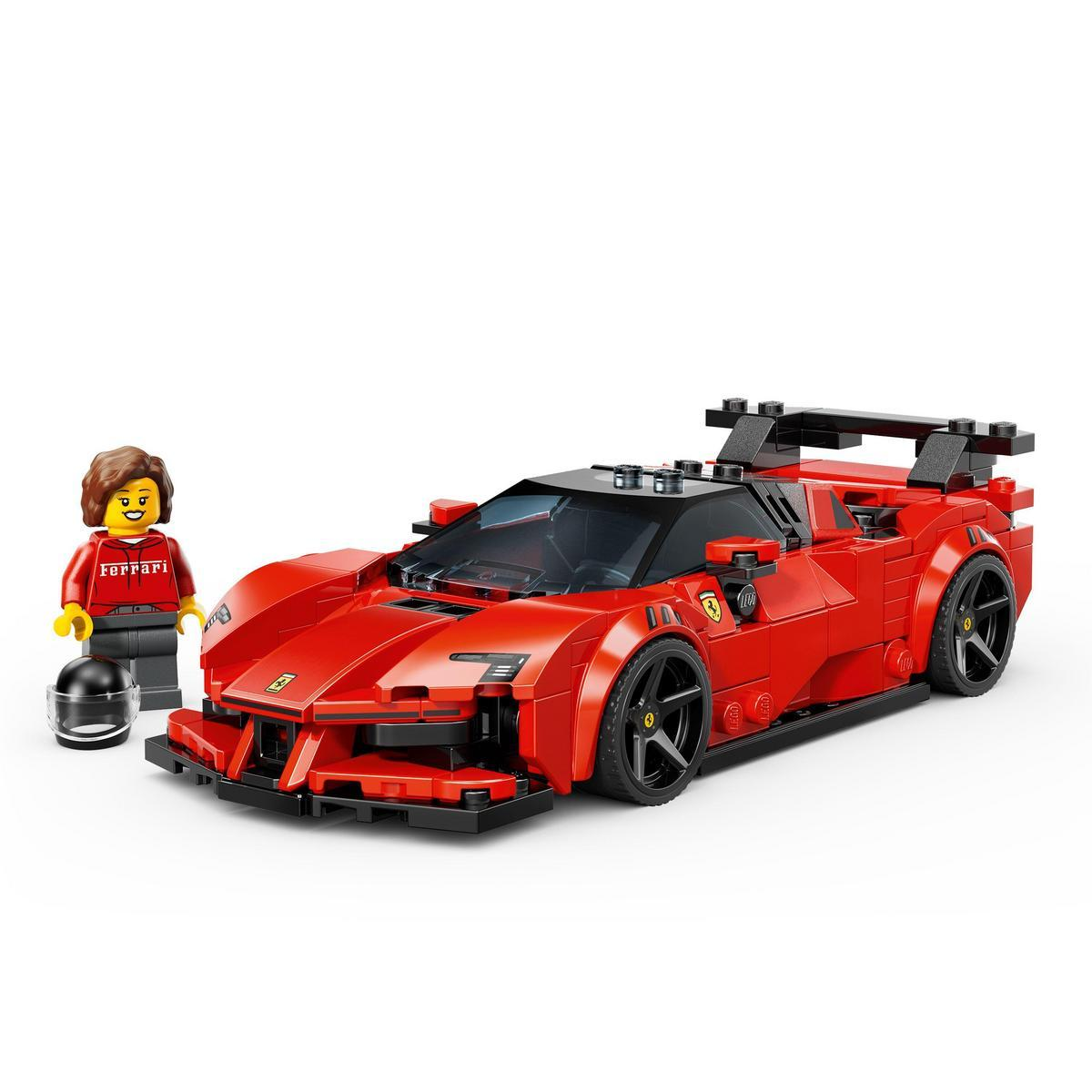 Czerwony samochód wyścigowy Ferrari Lego i figurka Lego w koszulce Ferrari i z kaskiem. Samochód ma czarne koła.