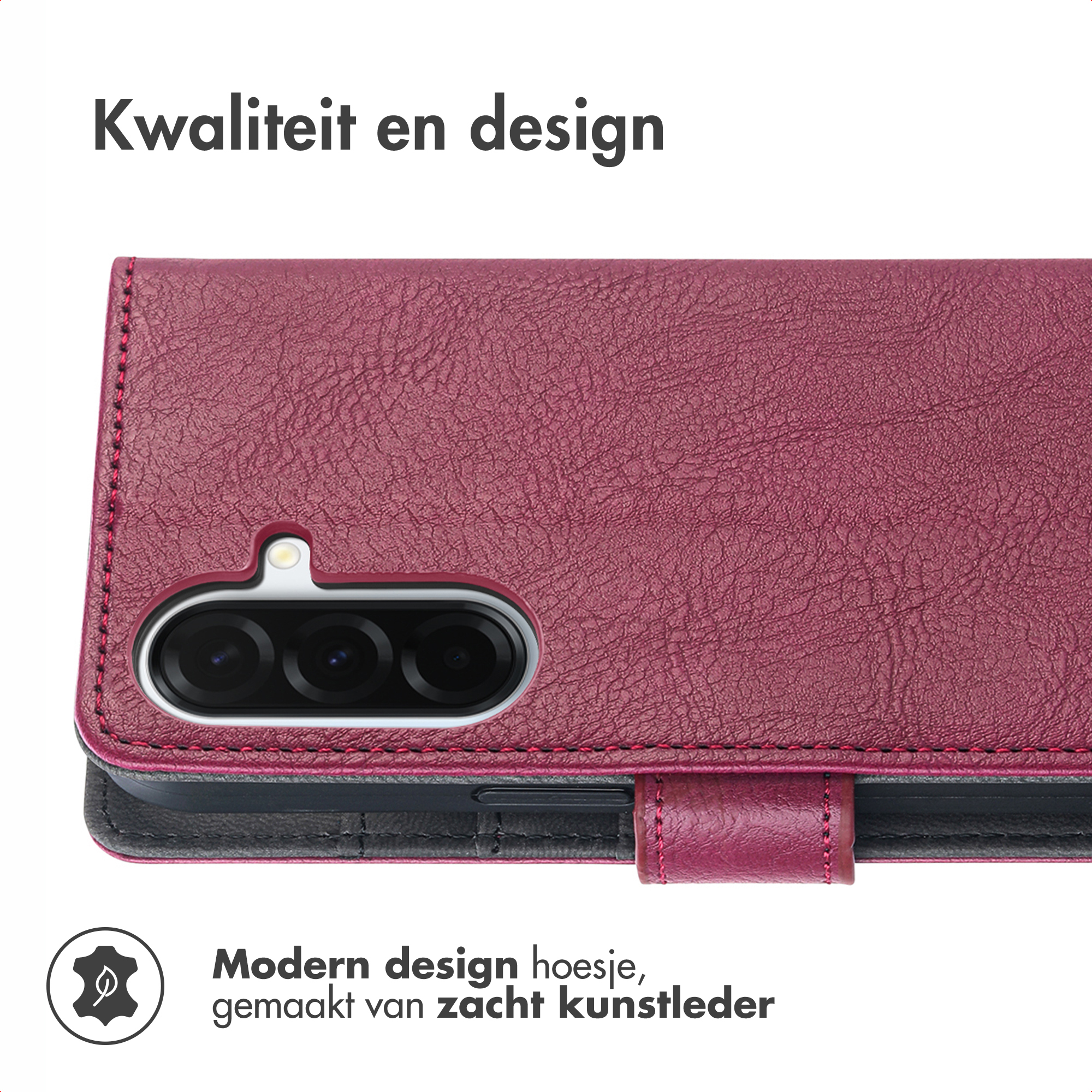 Close-up van een bordeauxrode telefoonhoes met een camera-uitsparing. De hoes is gemaakt van textuurmateriaal.