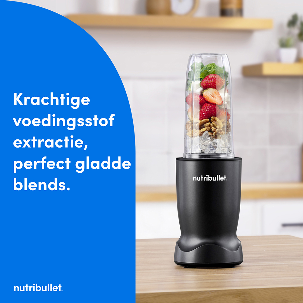 Een Nutribullet blender met fruit en noten. Blauwe tekst links. De achtergrond toont planken en planten.