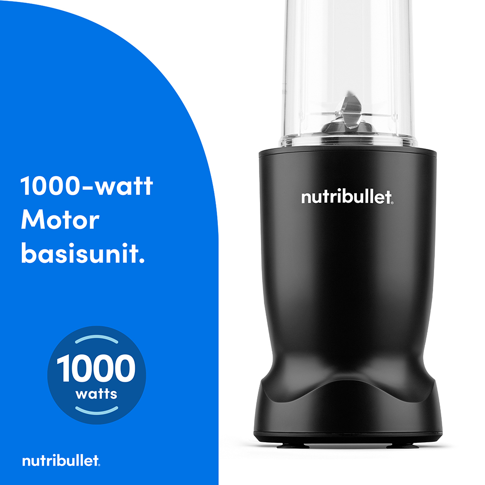 Een zwarte Nutribullet blender met een doorzichtige container. Blauwe tekst links: 1000 watt motorbasis.