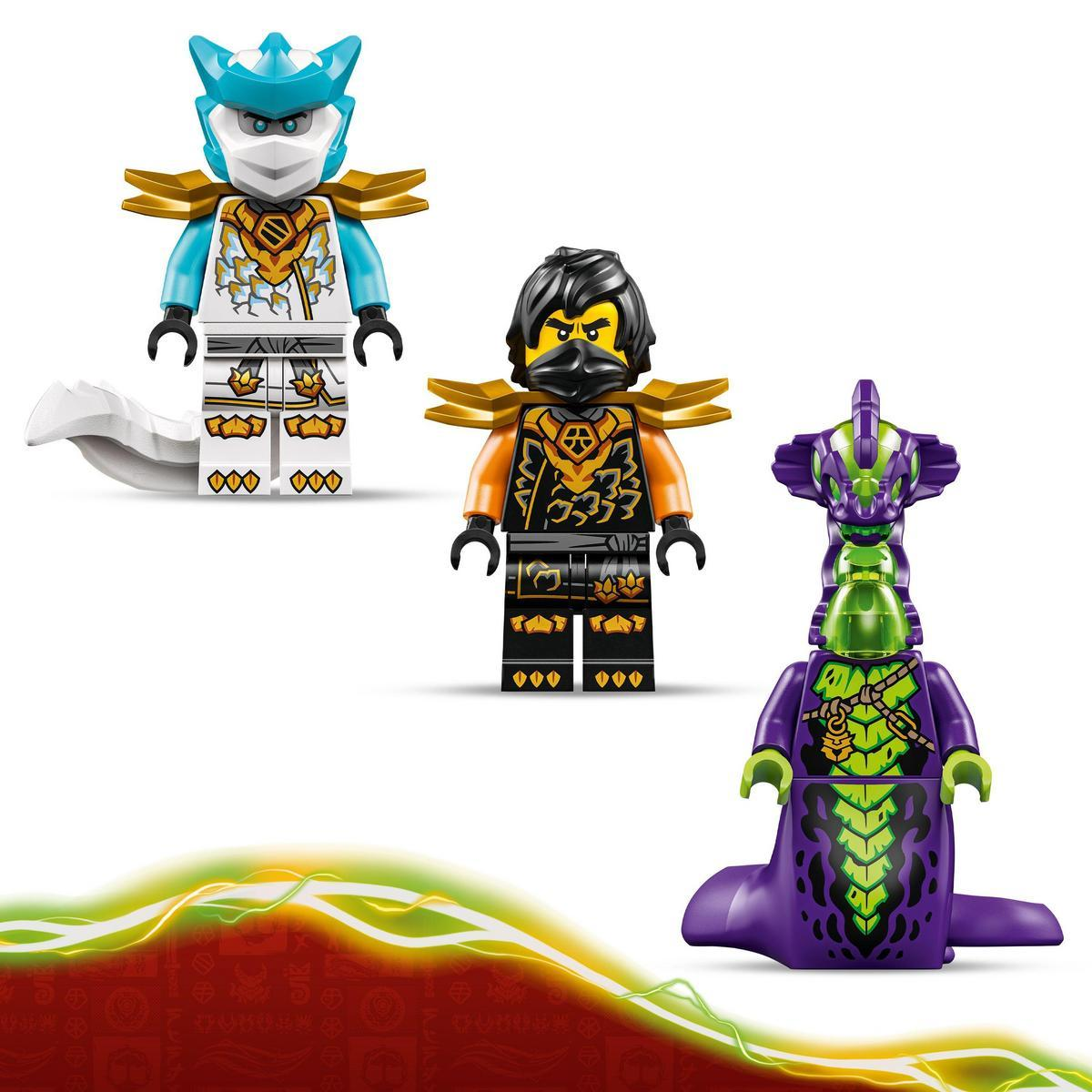 Trzy figurki Lego Ninjago: jedna z niebieskim i białym, jedna z czarnym i pomarańczowym oraz fioletowa figurka przypominająca węża.