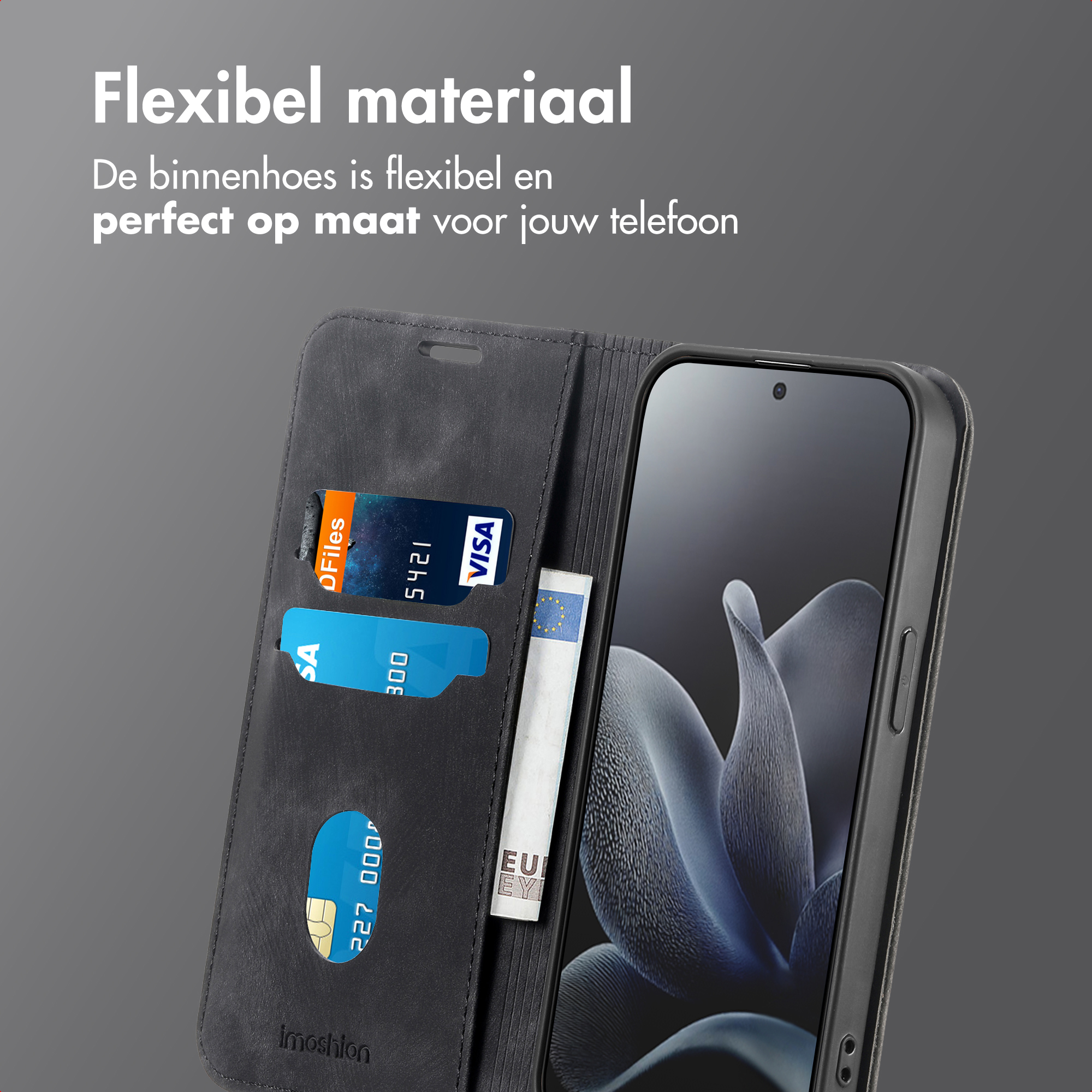 Un étui de téléphone avec des cartes et un billet à l'intérieur. L'écran du téléphone est visible. Texte: 'Flexibel materiaal'.