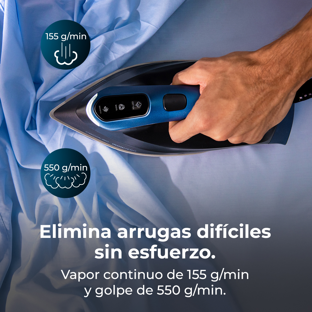 Una mano tiene un ferro blu su una camicia blu. Testo: Elimina le pieghe difficili senza sforzo. Vapore continuo 155 g/min, 550 g/min.