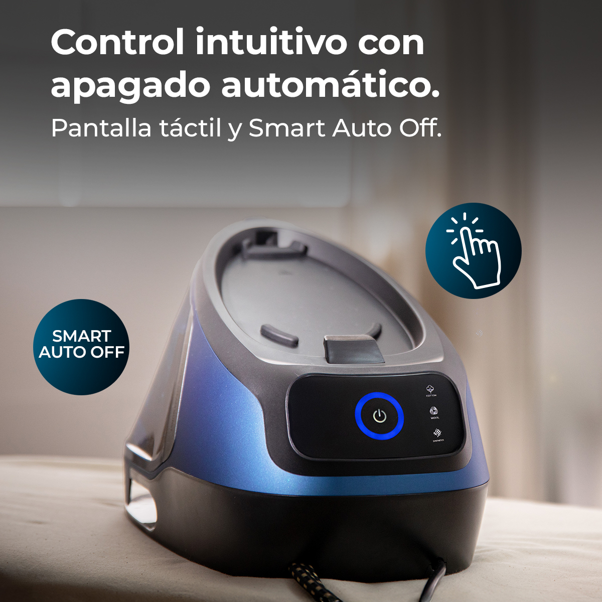 Un ferro da stiro blu e nero con la scritta 'Smart Auto Off'. Un'icona a mano mostra una funzione touch. Il testo dice 'Controllo intuitivo con spegnimento automatico'.