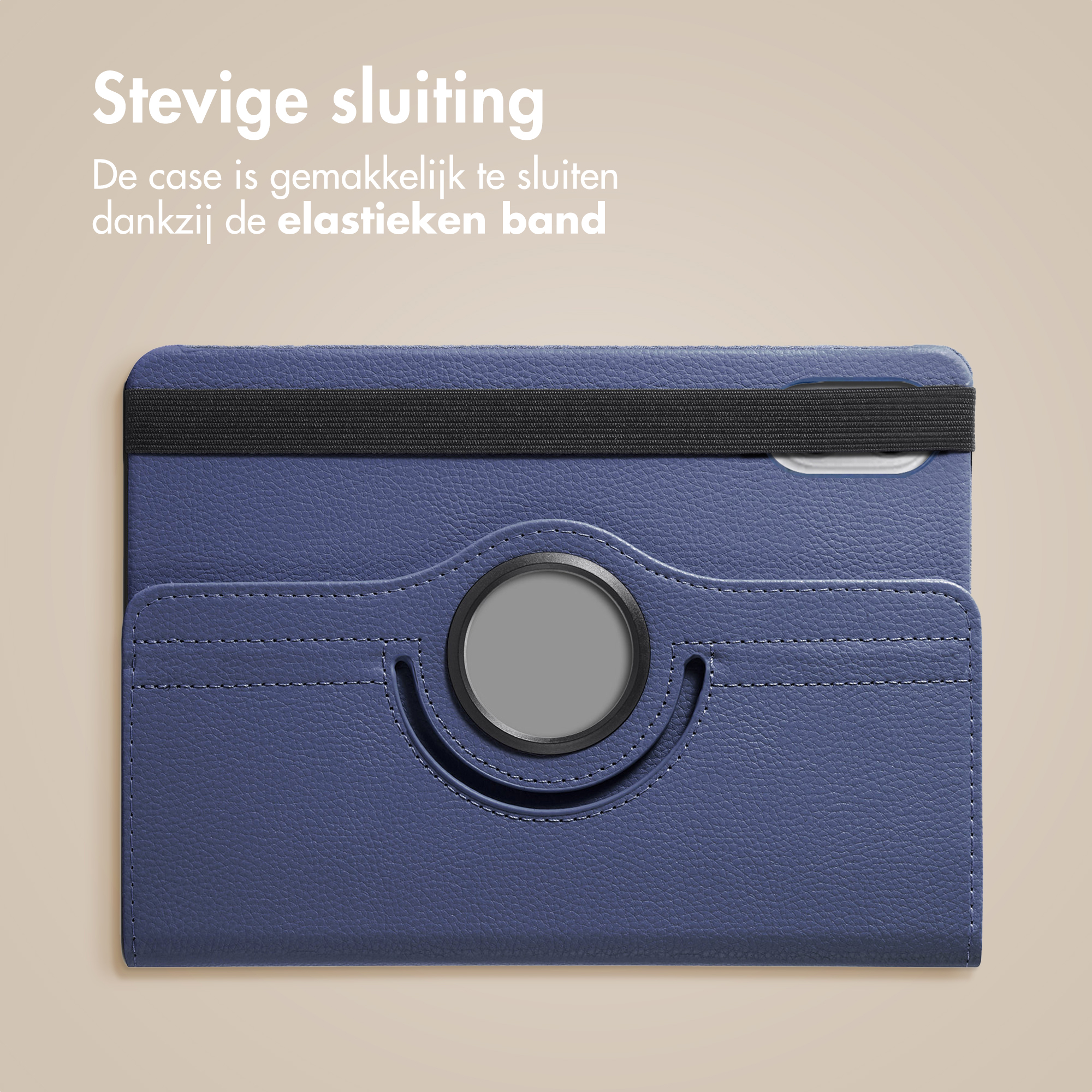 Een blauwe tablethoes met een zwarte elastische band. Het heeft een roterende houder en een getextureerd oppervlak.