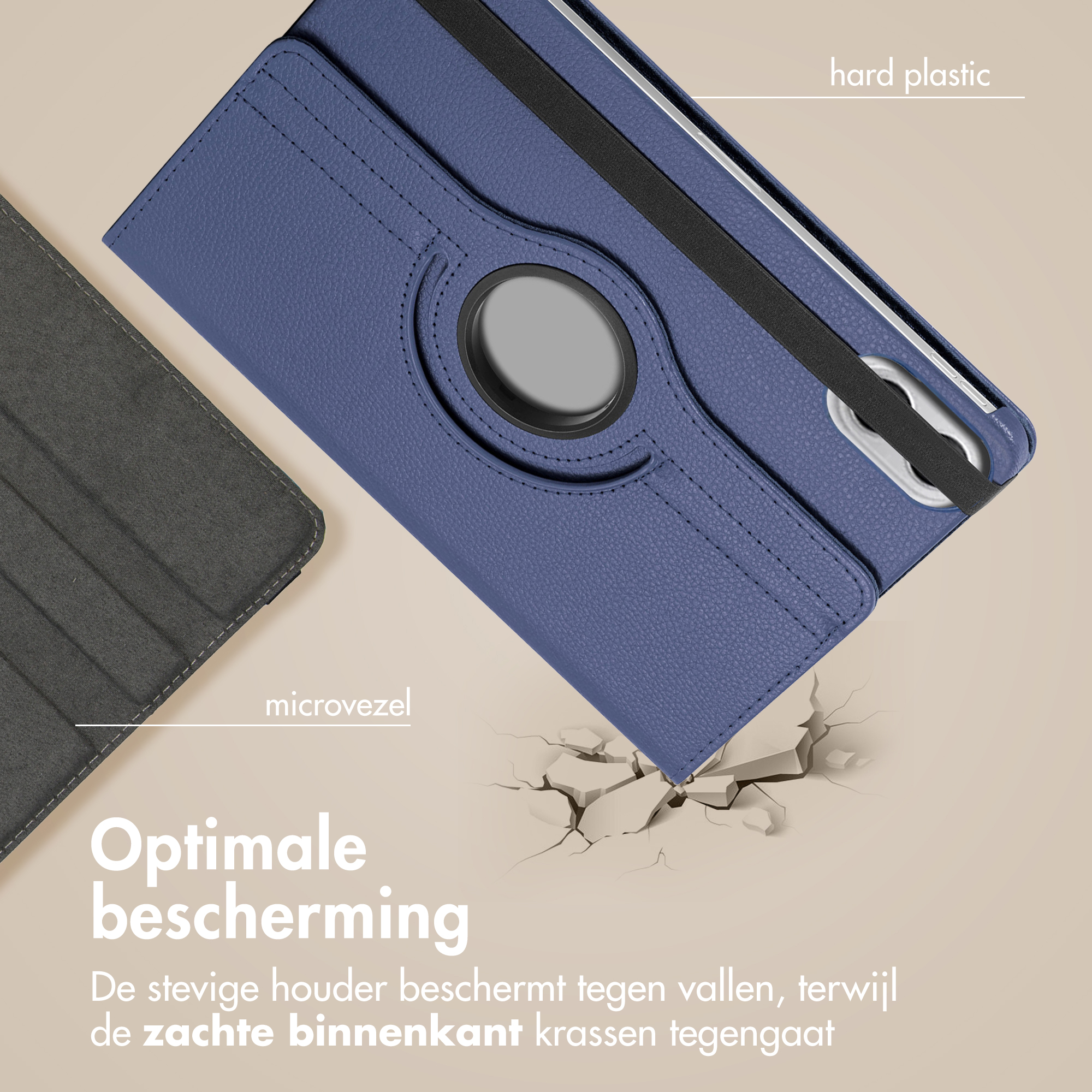 Blauwe tablethoes met zwarte band, grijze microvezel en tekst op een beige achtergrond. De hoes ligt op een gebarsten oppervlak.