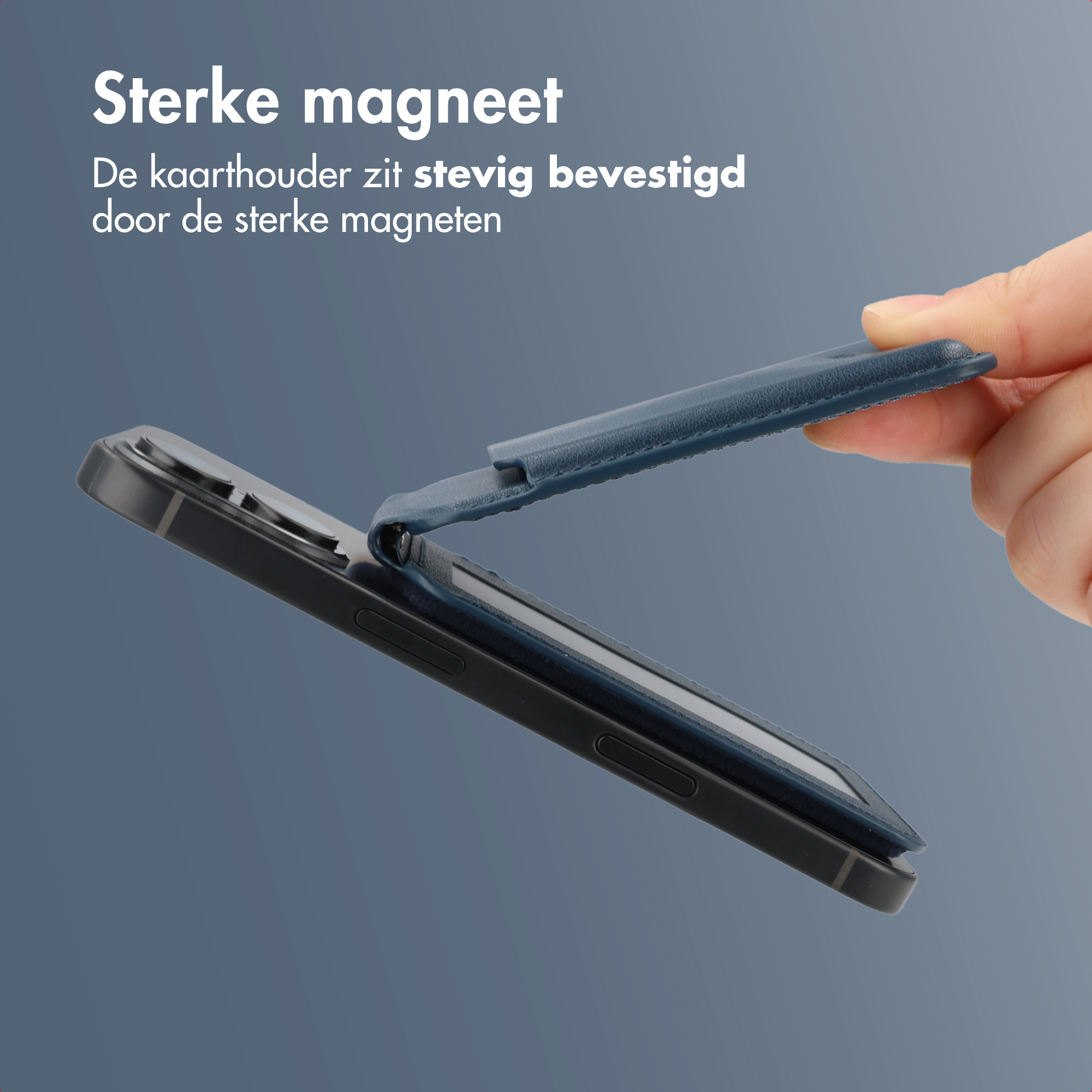 Hand houdt telefoonhoes met kaarthouder vast. Hoesje is blauw. Tekst: Sterke magneet.