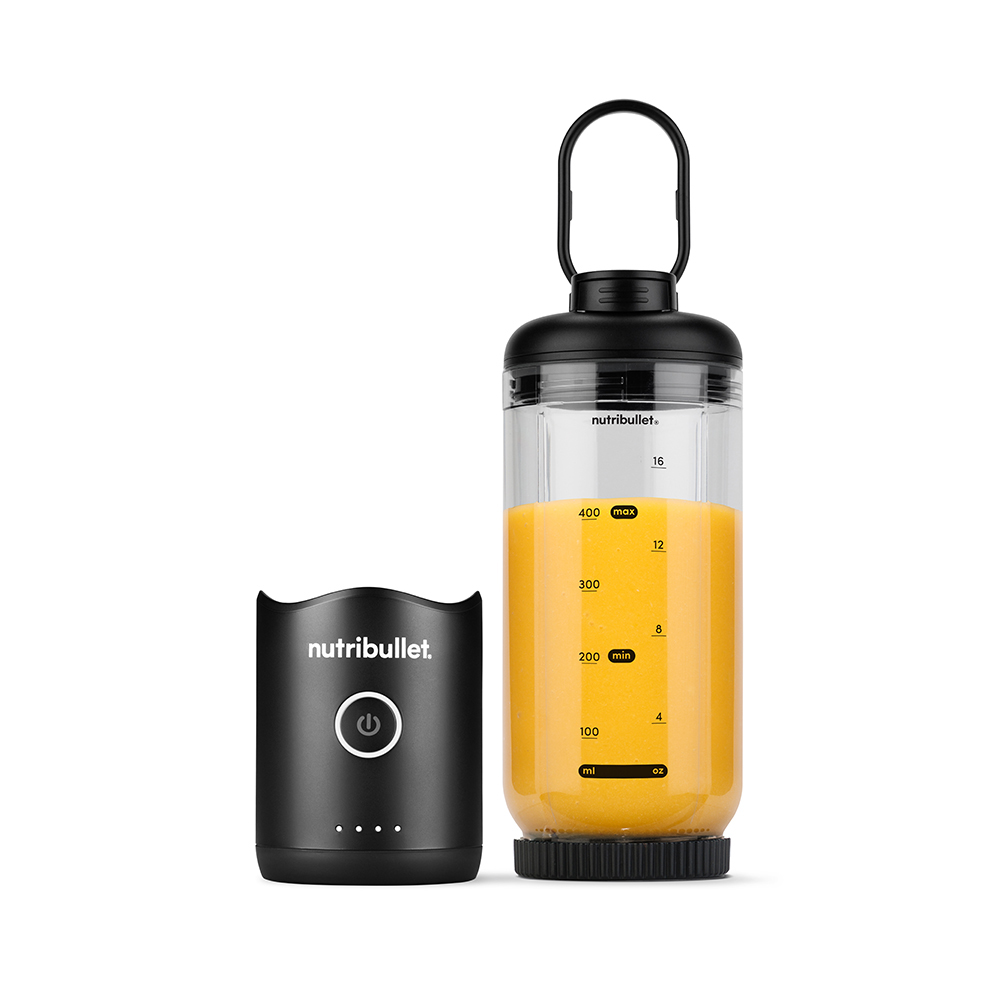 Een Nutribullet blender met een zwarte basis en een doorzichtige container met oranje vloeistof. Een aparte zwarte basis links.
