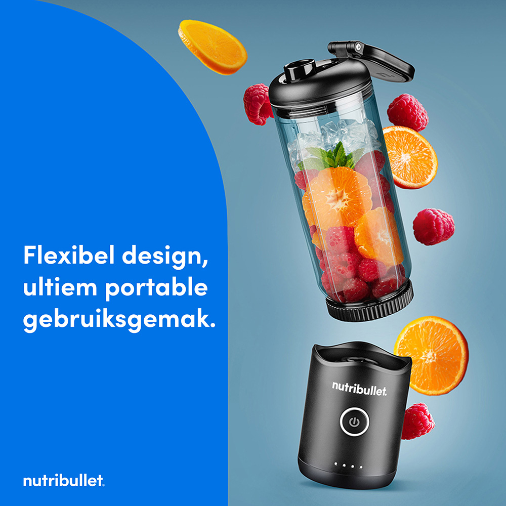 Een blender met fruit zoals sinaasappels en frambozen. Een zwarte blenderbasis en een transparante container met fruit erin.