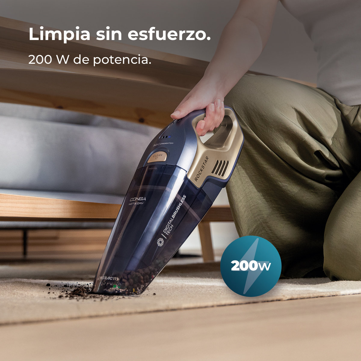 Una persona sostiene una aspiradora inalámbrica, limpiando la suciedad de una alfombra. El texto dice 'Limpia sin esfuerzo'.
