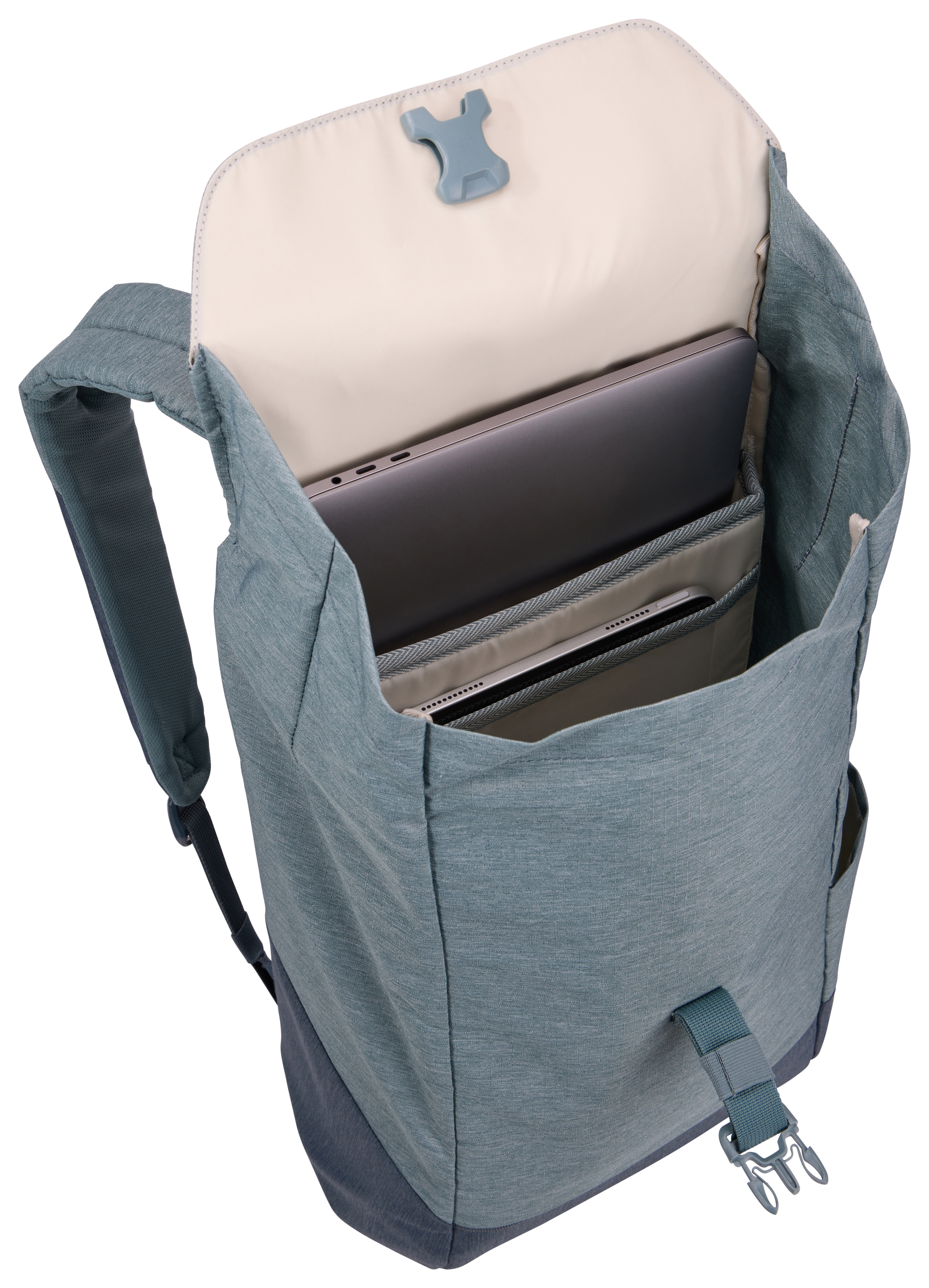 Ein tealfarbener Rucksack ist geöffnet und zeigt einen Laptop und ein Tablet. Der Verschluss ist geschlossen. Der Hintergrund ist weiß.