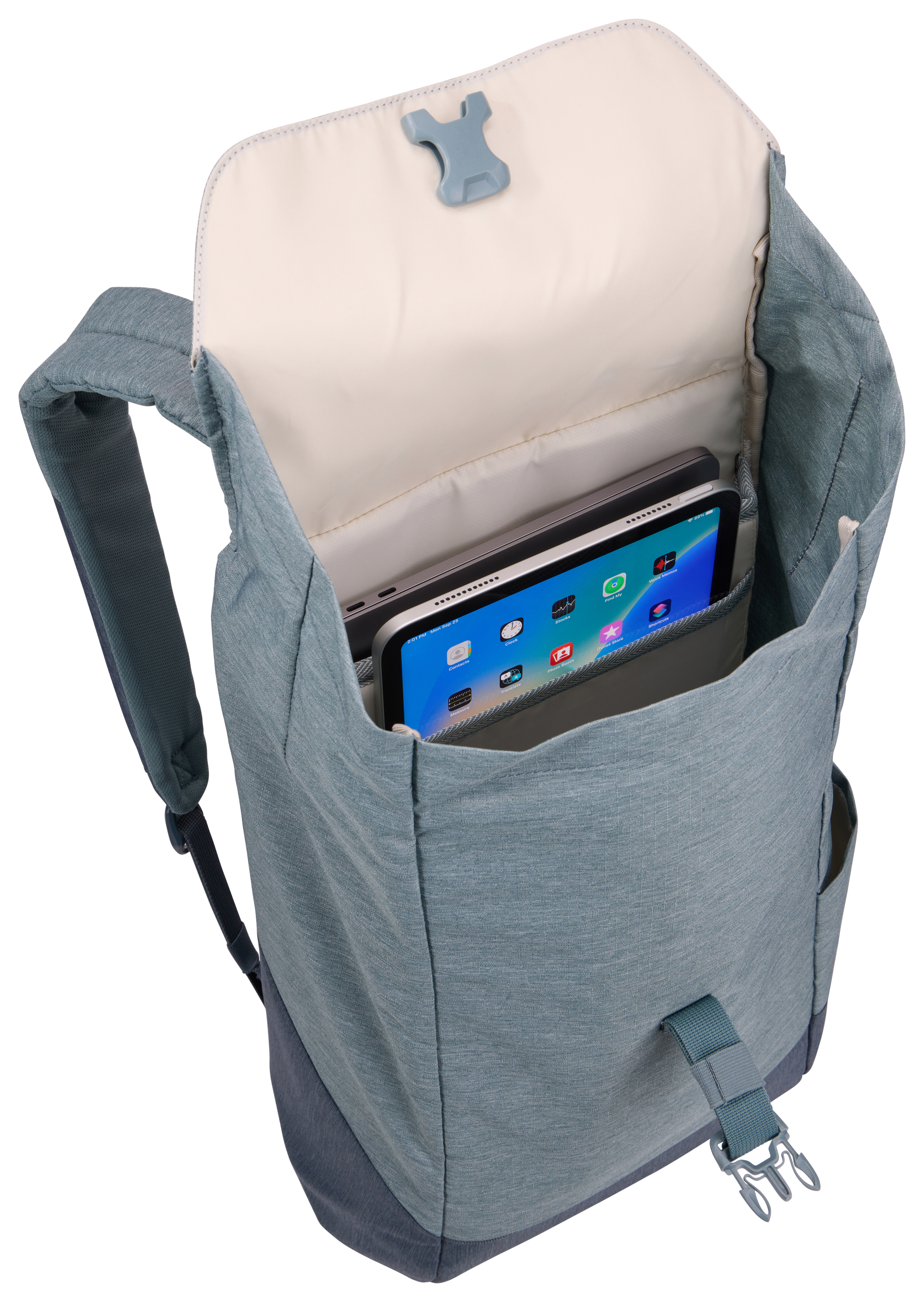 Ein tealfarbener Rucksack ist geöffnet und zeigt ein Tablet mit Apps. Der Hintergrund ist weiß.