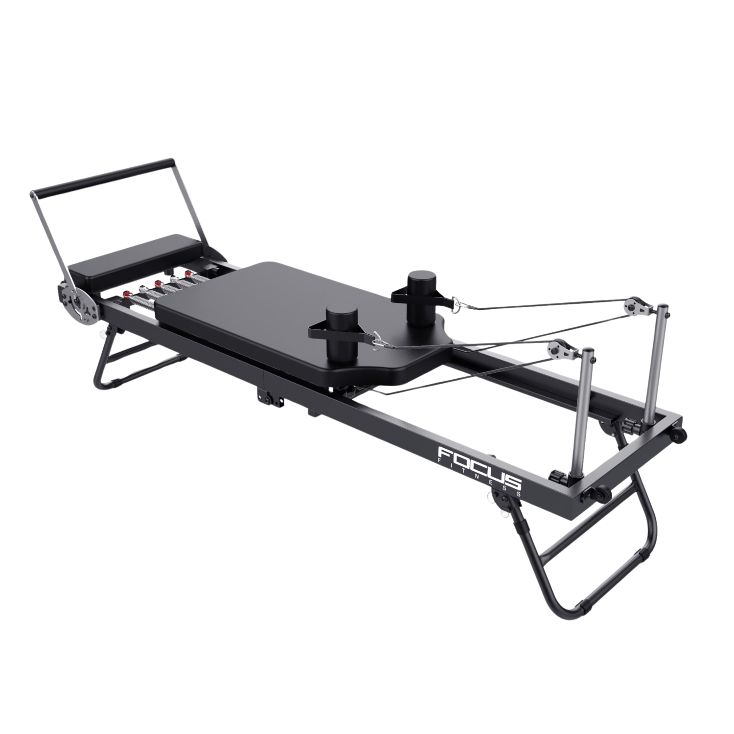 Een zwarte pilatesmachine met een plat bed, handvatten, touwen en veren. Het frame is zwart en het merk 'FOCUS FITNESS' is zichtbaar.