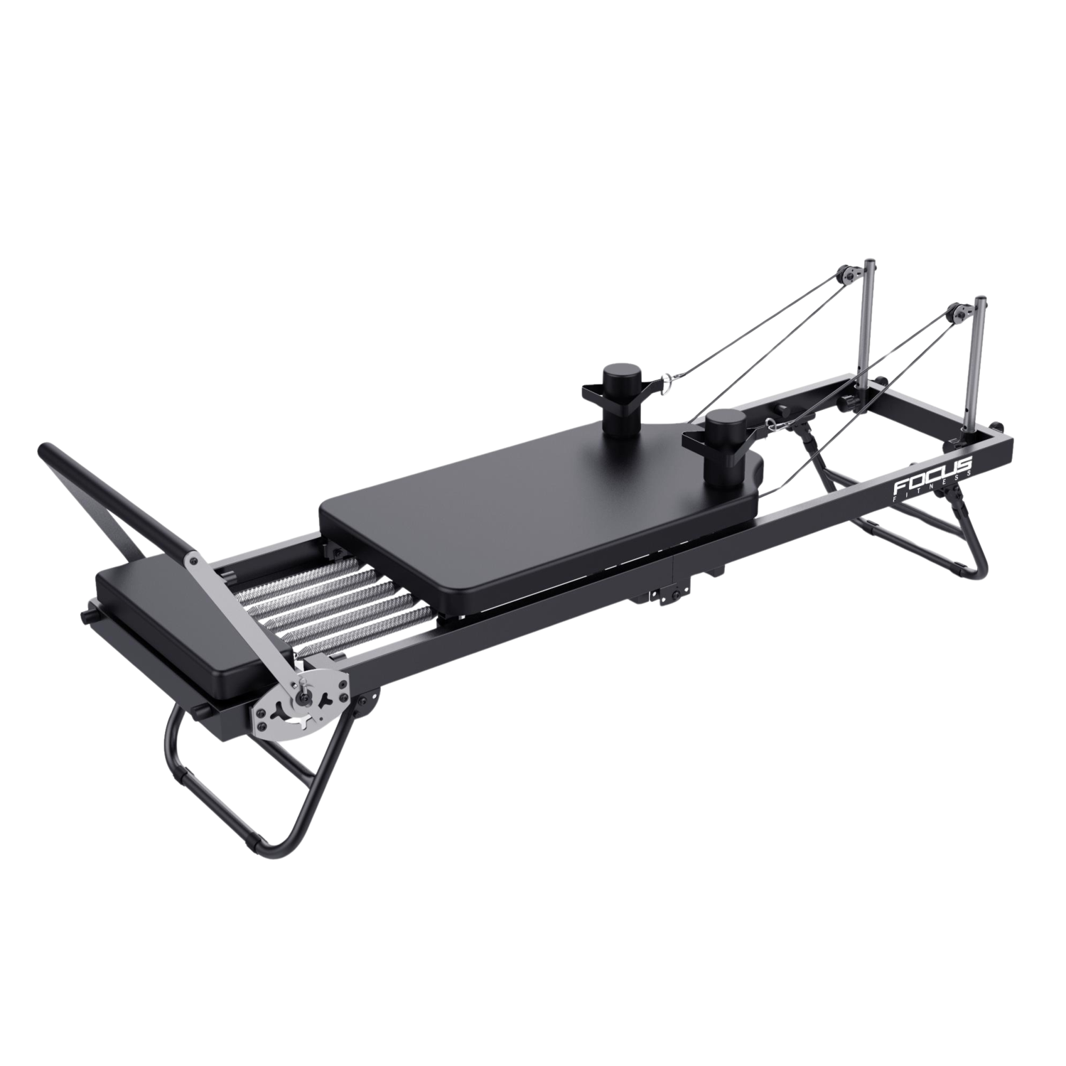 Een zwarte pilatesmachine met een glijdende wagen, veren en kabels. Focus Fitness-logo is zichtbaar.