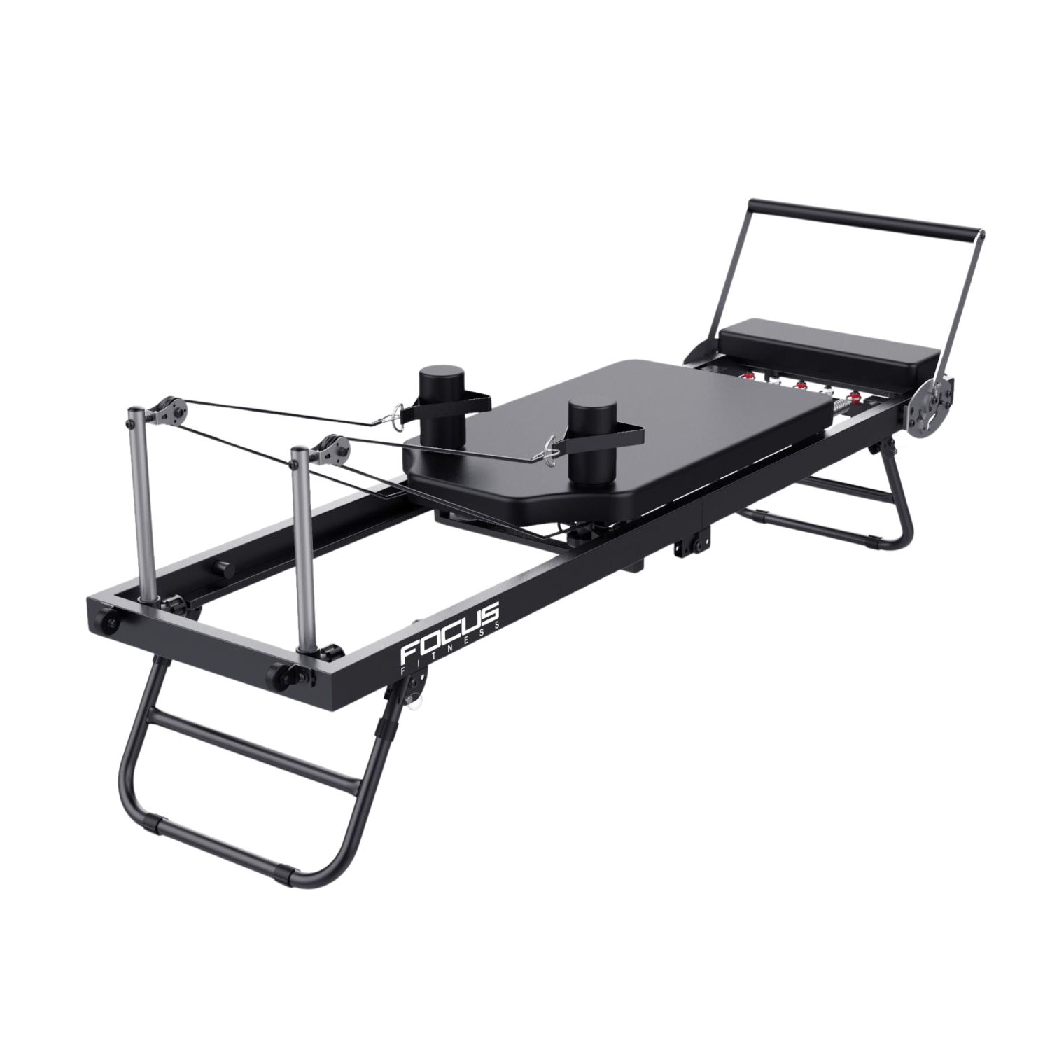 Een zwarte pilates reformer machine. Het heeft een schuivende wagen, een voetbalk en touwen. Het frame is zwart. FOCUS FITNESS staat erop.