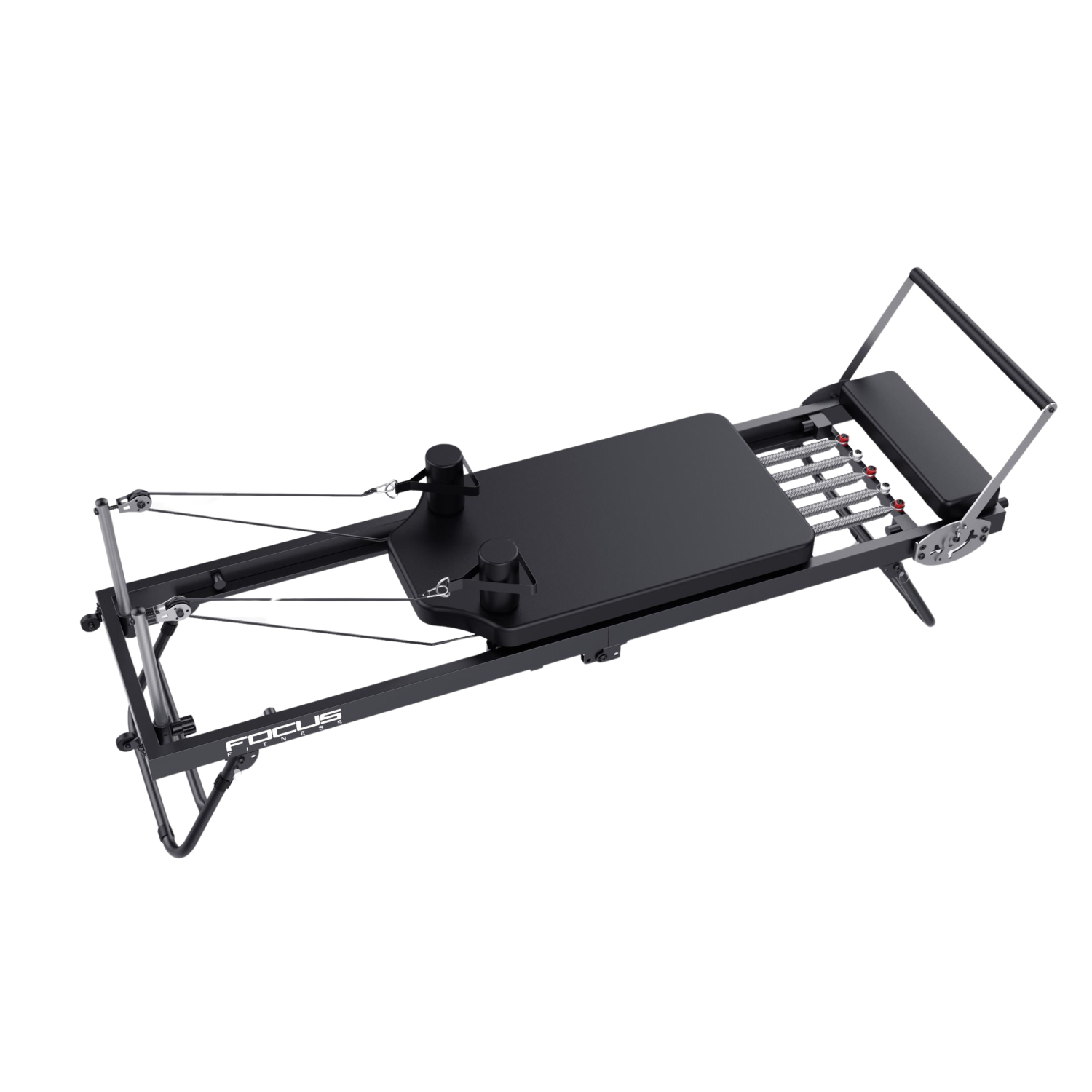 Een zwarte pilates reformer machine op een witte achtergrond. Het heeft een verschuifbare wagen, veren, touwen en een voetsteun.