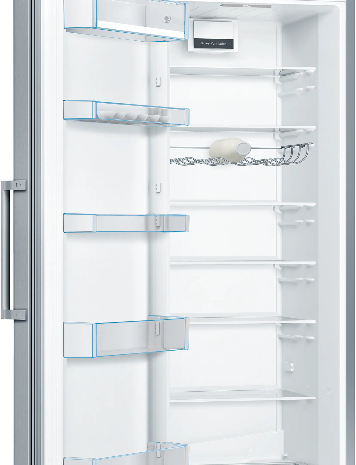 Interior de refrigerador abierto con estantes, huevera, botellero y panel PowerVentilation. Mayormente blanco con detalles azules.