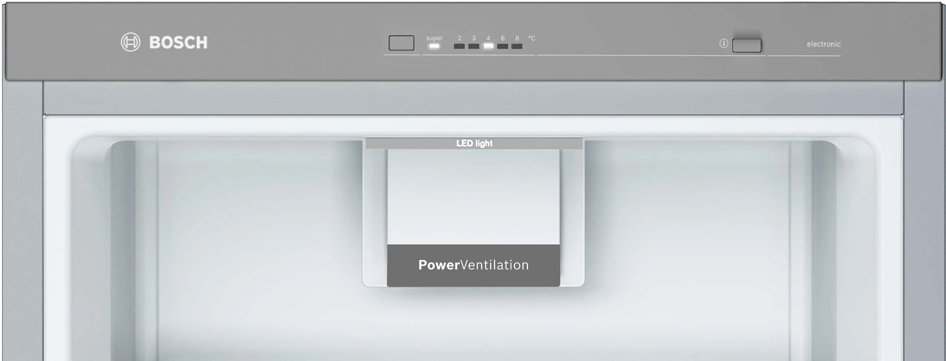 Interior de refrigerador abierto con luz LED y ventilación. Panel superior gris con el logo Bosch y controles electrónicos.