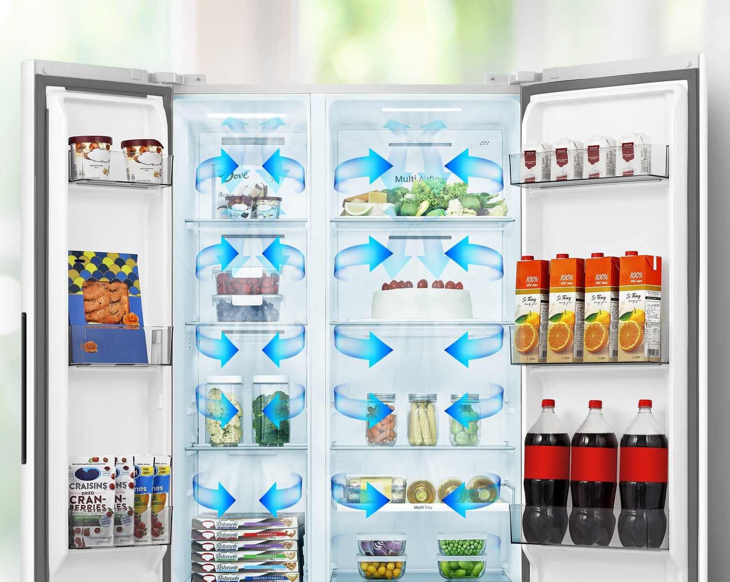 Otwarta lodówka pokazuje półki wypełnione produktami spożywczymi, takimi jak lody, sok, jagody i butelki z napojami gazowanymi.